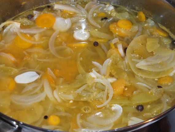 Салат из зеленых помидоров, моркови и лука Салат из зеленых помидоров, моркови и лука