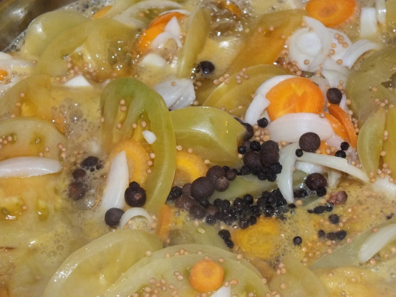 Салат из зеленых помидоров, моркови и лука Салат из зеленых помидоров, моркови и лука