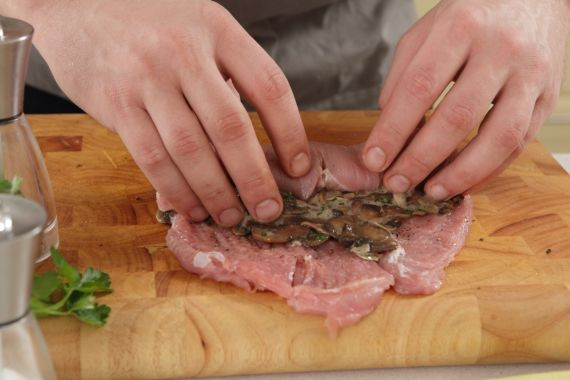 Рулет из свинины с грибами Рулет из свинины с грибами