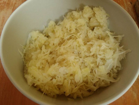 Салат из квашеной капусты с перцем