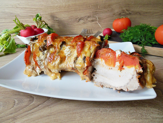 Свинина, фаршированная грибами, сыром и помидорами Свинина, фаршированная грибами, сыром и помидорами