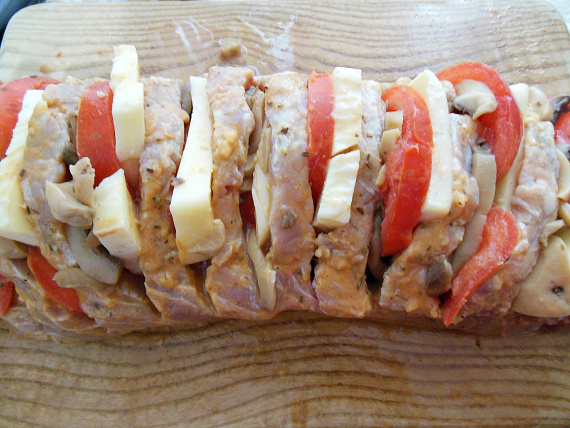 Свинина, фаршированная грибами, сыром и помидорами Свинина, фаршированная грибами, сыром и помидорами