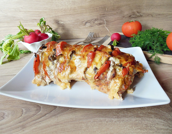 Свинина, фаршированная грибами, сыром и помидорами Свинина, фаршированная грибами, сыром и помидорами