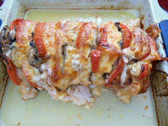 Свинина, фаршированная грибами, сыром и помидорами Свинина, фаршированная грибами, сыром и помидорами