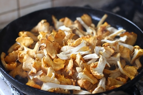 Теплый салат с лисичками Теплый салат с лисичками