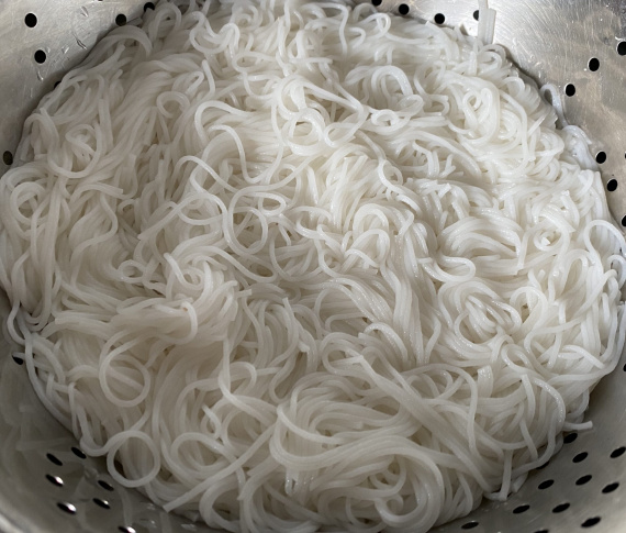 Рисовая лапша со свининой и овощами Рисовая лапша со свининой и овощами