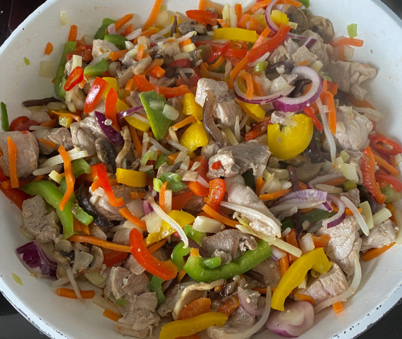 Рисовая лапша со свининой и овощами Рисовая лапша со свининой и овощами