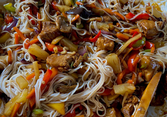 Рисовая лапша со свининой и овощами Рисовая лапша со свининой и овощами