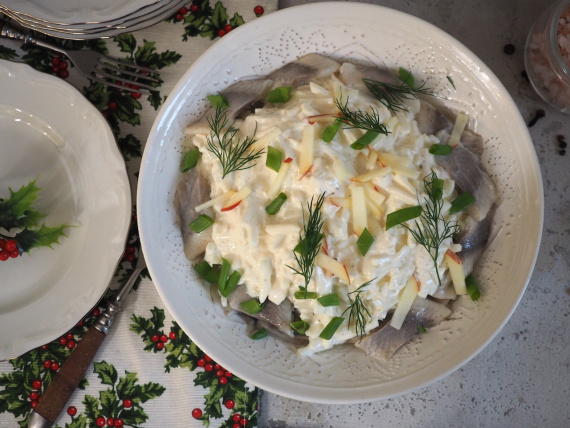 Сельдь с яблоками и луком