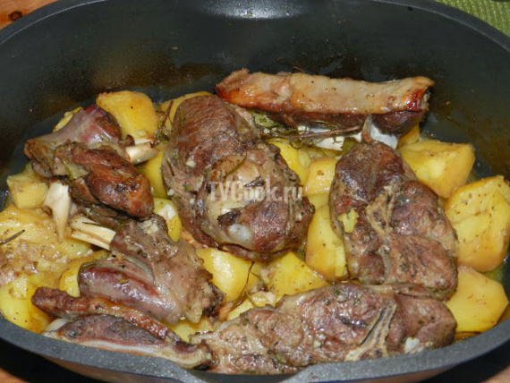 Баранина, запеченная с картофелем Баранина, запеченная с картофелем