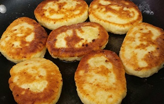 Сырники из творога с яблоками Сырники из творога с яблоками