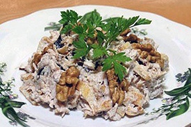 Салат с черносливом, курицей и грибами Салат с черносливом, курицей и грибами