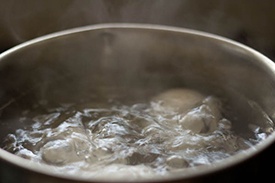Салат с черносливом, курицей и грибами Салат с черносливом, курицей и грибами