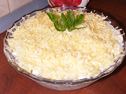 Салат с грибами, курицей, яйцами и сыром Салат с грибами, курицей, яйцами и сыром