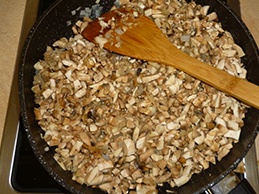 Салат с грибами, курицей, яйцами и сыром Салат с грибами, курицей, яйцами и сыром