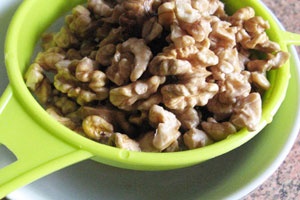 Салат с ананасами, курицей и орехами Салат с ананасами, курицей и орехами