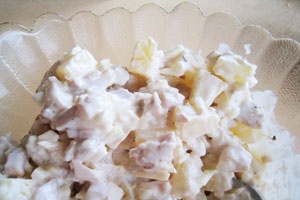 Салат с ананасами, курицей и орехами Салат с ананасами, курицей и орехами