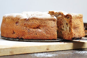 Шарлотка с яблоками и корицей Шарлотка с яблоками и корицей