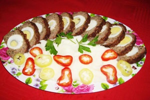 Мясной рулет из фарша с яйцом Мясной рулет из фарша с яйцом