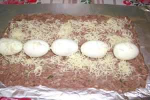 Мясной рулет из фарша с яйцом Мясной рулет из фарша с яйцом