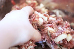 Мясной рулет из фарша с яйцом Мясной рулет из фарша с яйцом