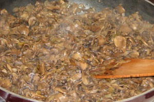 Салат с курицей, грибами и грецкими орехами Салат с курицей, грибами и грецкими орехами