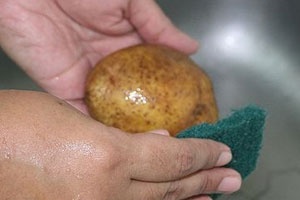 Картофель, запеченный целиком в духовке Картофель, запеченный целиком в духовке