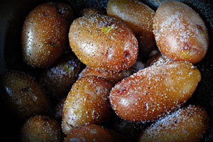 Картофель, запеченный целиком в духовке Картофель, запеченный целиком в духовке