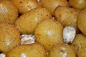 Картофель, запеченный целиком в духовке Картофель, запеченный целиком в духовке
