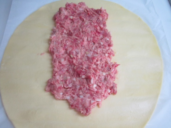 Мясной рулет в слоеном тесте Мясной рулет в слоеном тесте