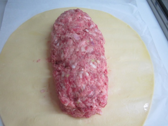 Мясной рулет в слоеном тесте Мясной рулет в слоеном тесте