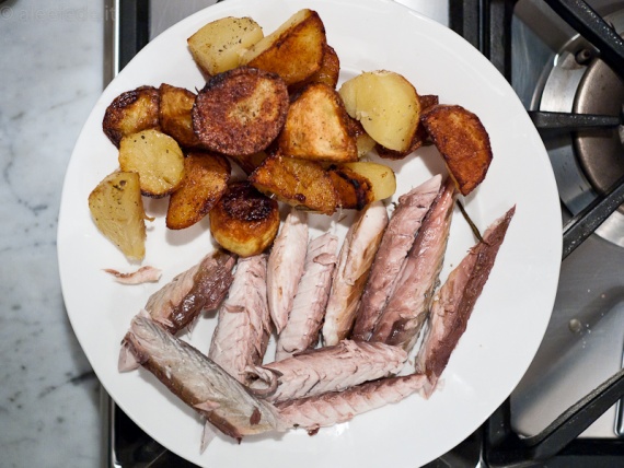 Запеченная скумбрия с картошкой Запеченная скумбрия с картошкой