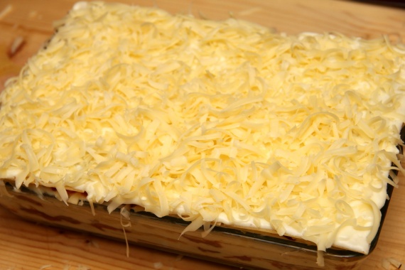Лазанья с фаршем и соусом бешамель Лазанья с фаршем и соусом бешамель