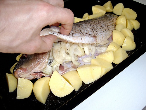 Запеченный карп с картошкой Запеченный карп с картошкой