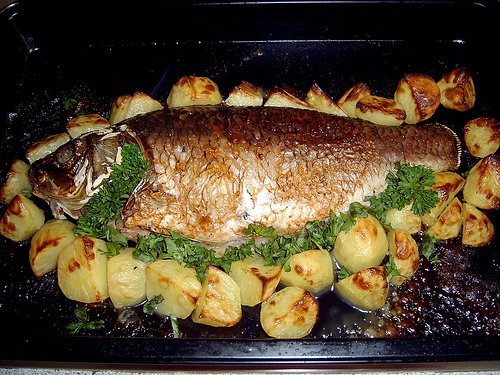 Запеченный карп с картошкой Запеченный карп с картошкой