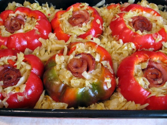 Фаршированные капустой и беконом перцы Фаршированные капустой и беконом перцы