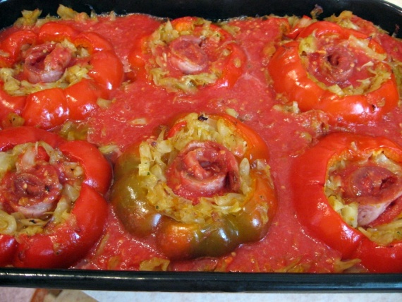 Фаршированные капустой и беконом перцы Фаршированные капустой и беконом перцы