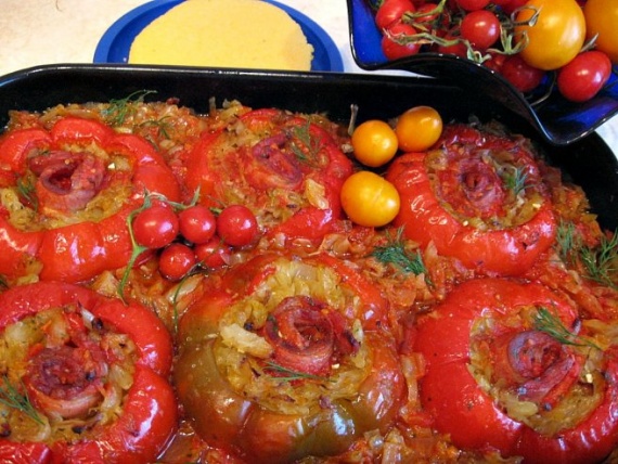 Фаршированные капустой и беконом перцы Фаршированные капустой и беконом перцы