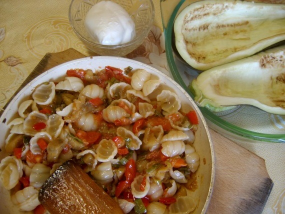 Баклажаны, фаршированные макаронами Баклажаны, фаршированные макаронами