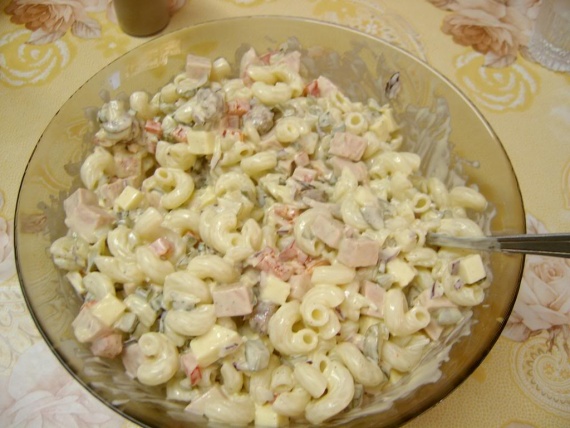 Cалат с макаронами и яйцом Cалат с макаронами и яйцом
