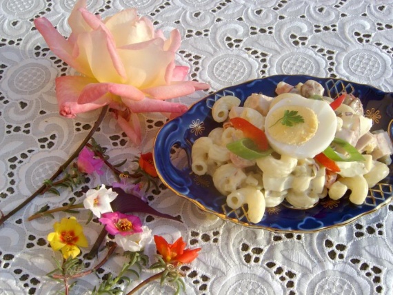 Cалат с макаронами и яйцом Cалат с макаронами и яйцом