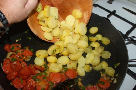 Картофель с колбасой и брюссельской капустой Картофель с колбасой и брюссельской капустой