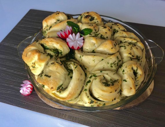 Булочки с чесноком и зеленью Булочки с чесноком и зеленью