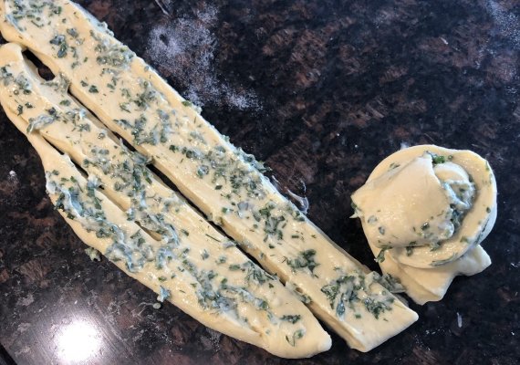 Булочки с чесноком и зеленью Булочки с чесноком и зеленью