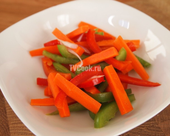 Рисовая лапша с курицей и овощами на сковороде Рисовая лапша с курицей и овощами на сковороде