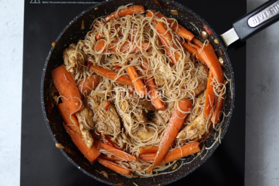 Рисовая лапша с курицей и овощами на сковороде Рисовая лапша с курицей и овощами на сковороде