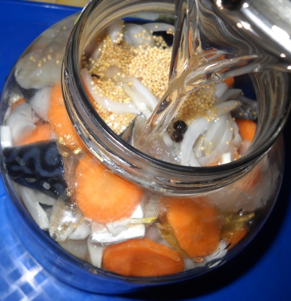 Маринованная скумбрия в банке Маринованная скумбрия в банке
