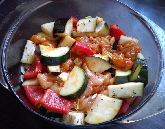 Курица, тушеная с овощами в микроволновке Курица, тушеная с овощами в микроволновке