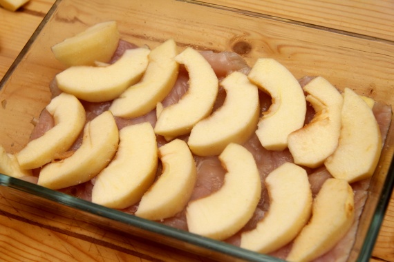 Куриная грудка с яблоками в сливках Куриная грудка с яблоками в сливках