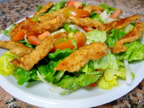 Салат с курицей в панировке Салат с курицей в панировке
